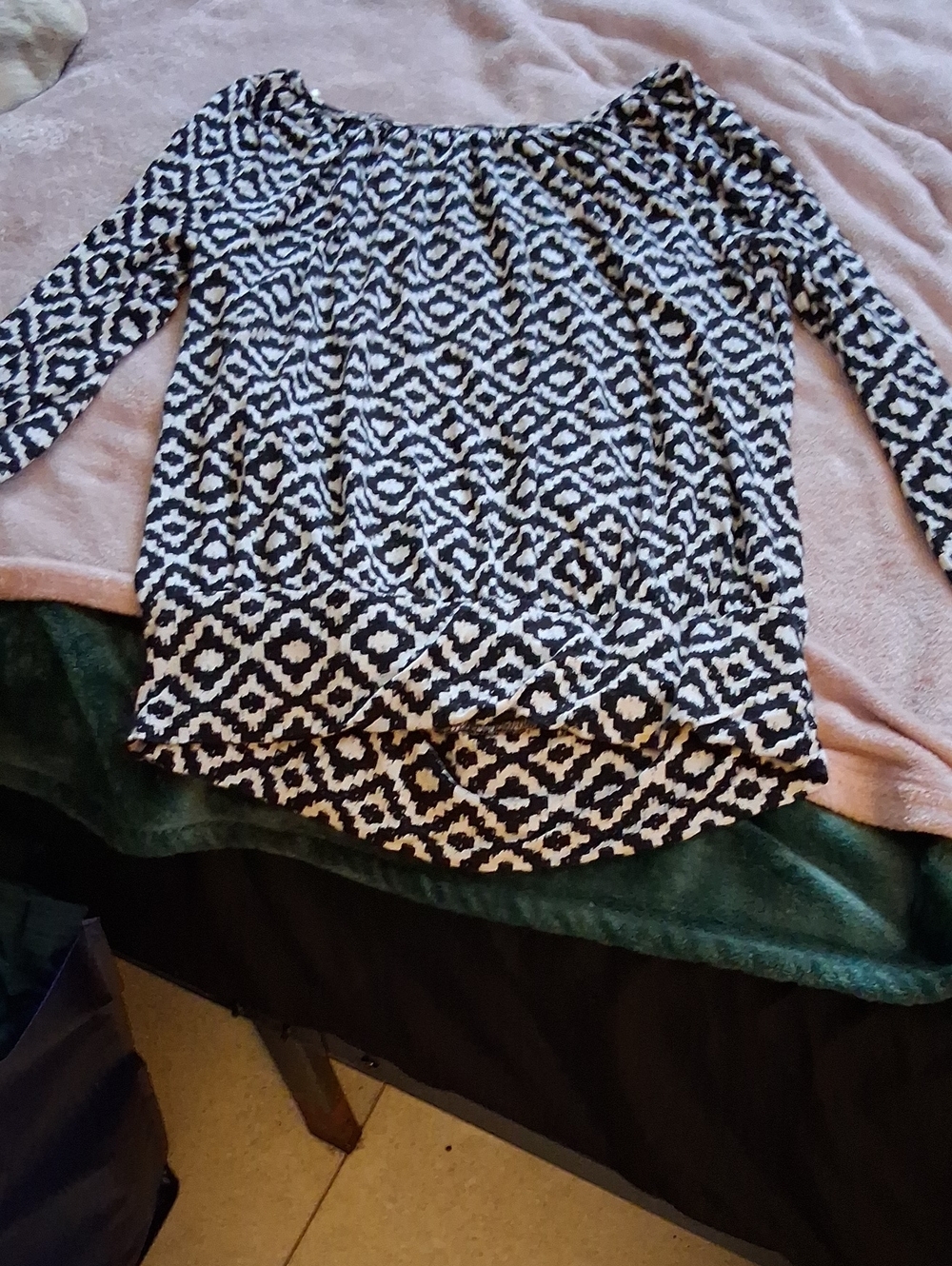 AB Studio Black and White Patterned Long Sleeve Blouse